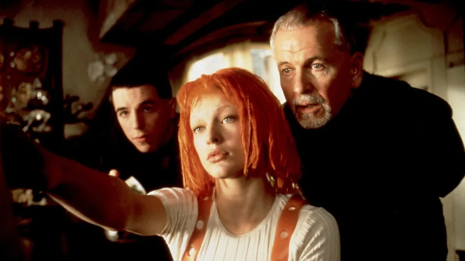 Still from The Fifth Element illustrating Leeloo Learns War